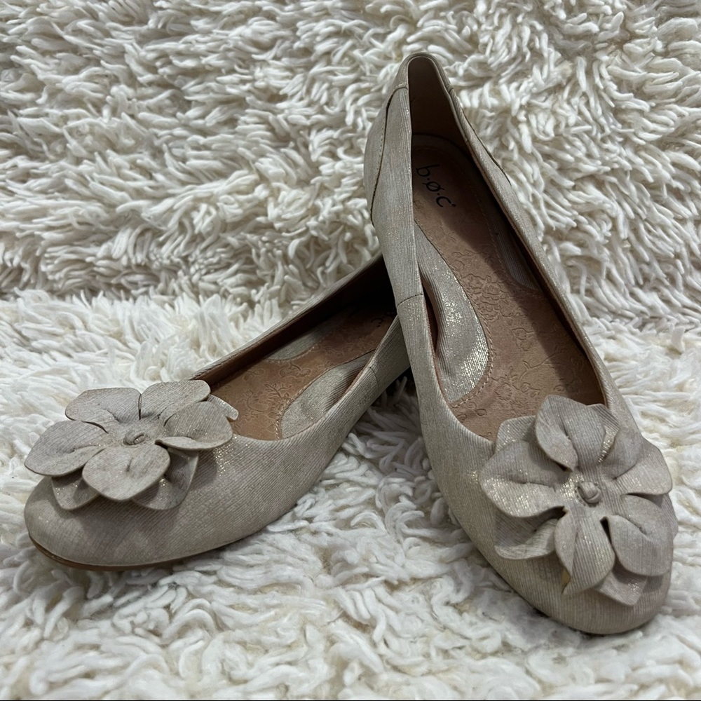 BOC beige and gold flats emalia with flower on toe 9.5M EUC